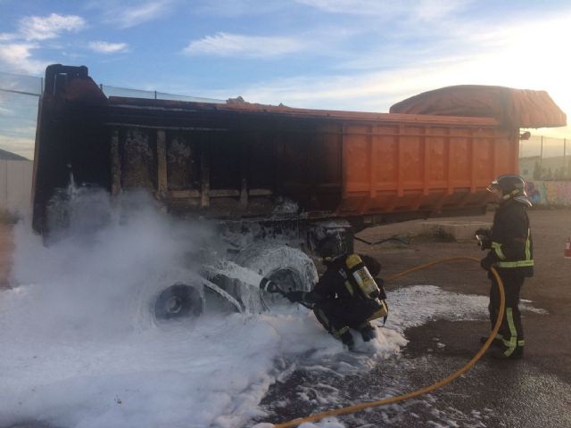 Bomberos de Cartagena sofocan el incendio en el parking de un supermercado en La Union y de un camion en la autovia - 1, Foto 1