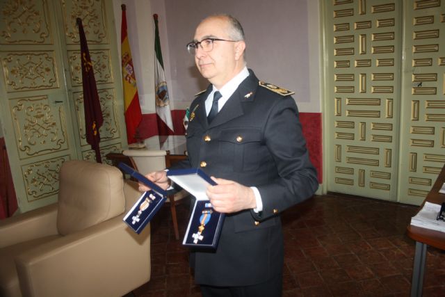 El Alcalde recibe y felicita públicamente a Gabino García Jiménez, Jefe de la Policía Local, galardonado por su trayectoria profesional - 1, Foto 1
