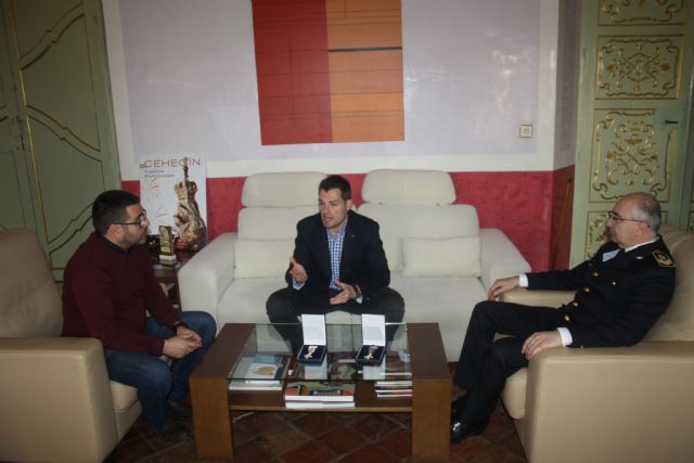 El Alcalde recibe y felicita públicamente a Gabino García Jiménez, Jefe de la Policía Local, galardonado por su trayectoria profesional - 2, Foto 2