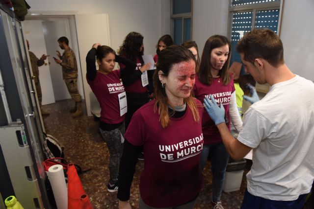 Estudiantes de Enfermería, Medicina y Psicología de la UMU participaron en simulacro de accidente aéreo - 2, Foto 2