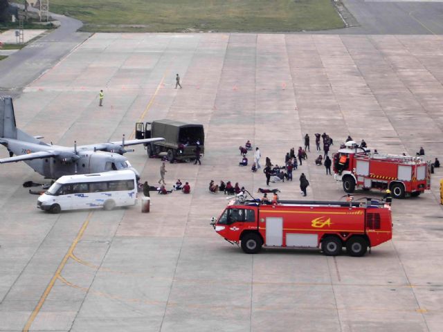 Policía Local y voluntarios de Protección Civil y Cruz Roja de Alcantarilla, han participado en el simulacro de accidente que se ha celebrado en la Base Aérea - 2, Foto 2
