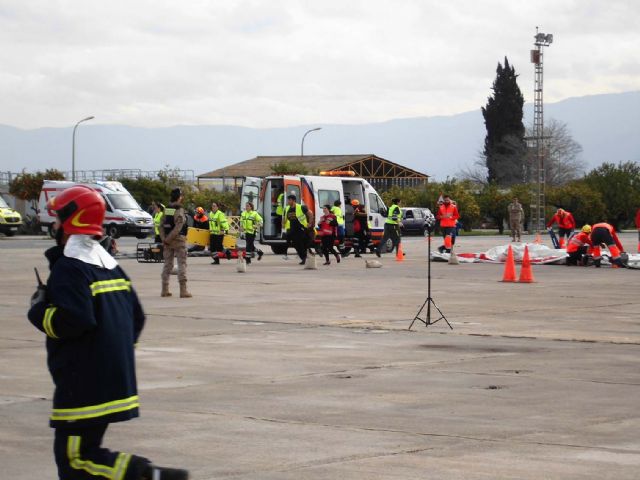 Policía Local y voluntarios de Protección Civil y Cruz Roja de Alcantarilla, han participado en el simulacro de accidente que se ha celebrado en la Base Aérea - 5, Foto 5