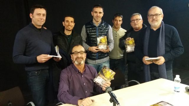 Víctor Jerez García presenta su primer poemario - 1, Foto 1