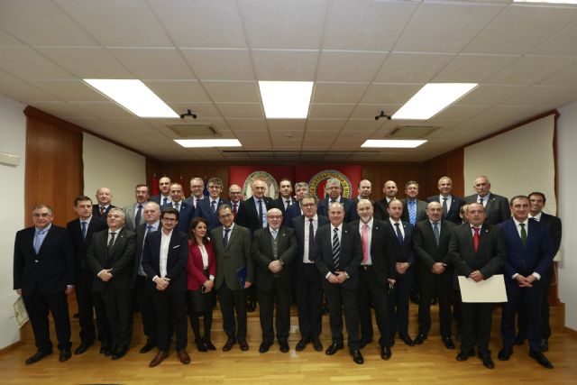 Los economistas de la primera promoción del grado en Derecho de la UCAM homenajean al presidente de la Universidad - 1, Foto 1