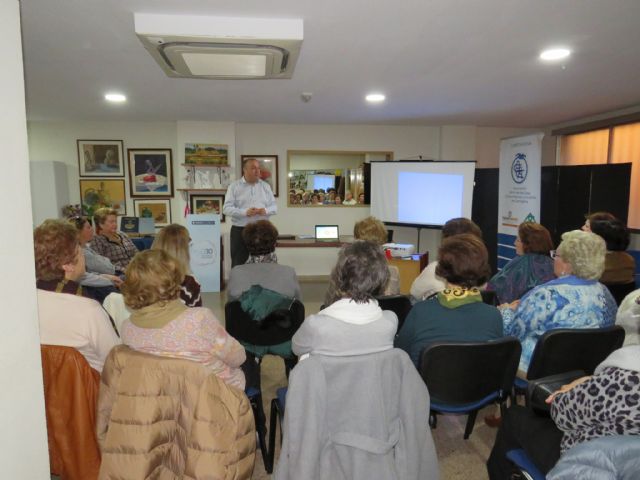 Andrés Martínez, gerente de Hidrogea, se reúne con las Amas de Casa de Cartagena - 1, Foto 1