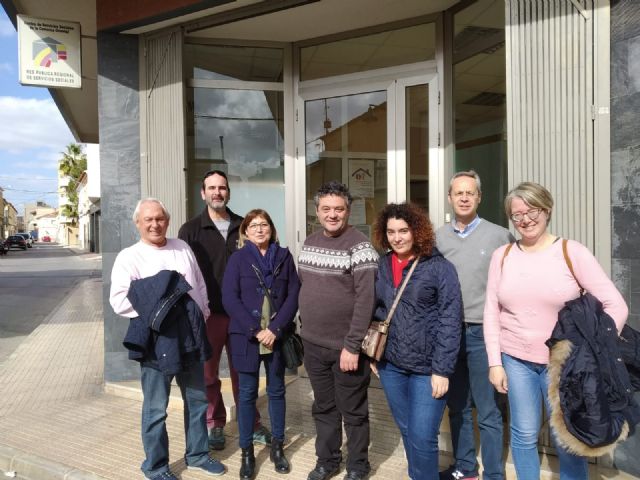 Grupo de padres y madres de EL CLUB en la sede de la Mancomunidad de la comarca Oriental con su Director D. Juan Pacheco (2° izq.) y el Presidente de EGALECO D. Víctor Blázquez (2° dcha.), Foto 1