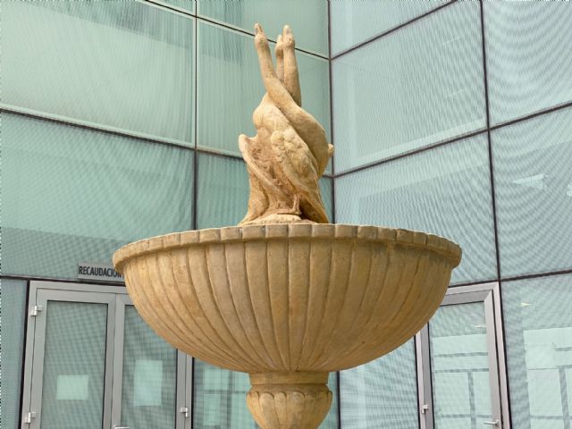 La Fuente restaurada y los Bancos de la Plaza del Ayuntamiento se ubican en el patio del Ayuntamiento - 1, Foto 1