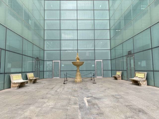 La Fuente restaurada y los Bancos de la Plaza del Ayuntamiento se ubican en el patio del Ayuntamiento - 2, Foto 2