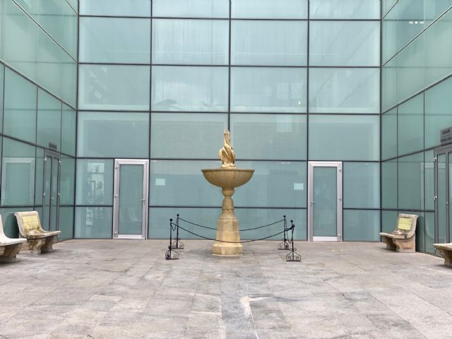 La Fuente restaurada y los Bancos de la Plaza del Ayuntamiento se ubican en el patio del Ayuntamiento - 3, Foto 3