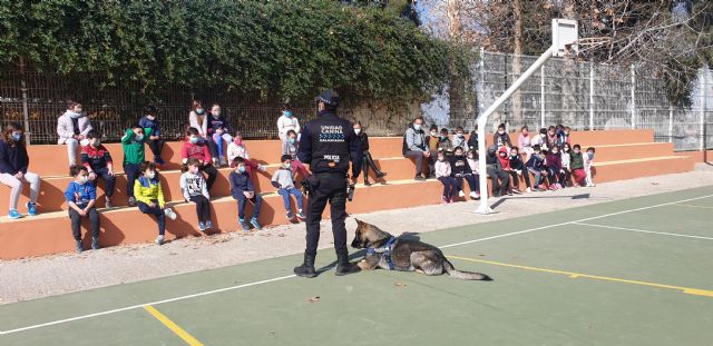 La Unidad Canina de la Policía Local de Calasparra visita los colegios para seguir trabajando en la conciencia contra las drogas - 3, Foto 3