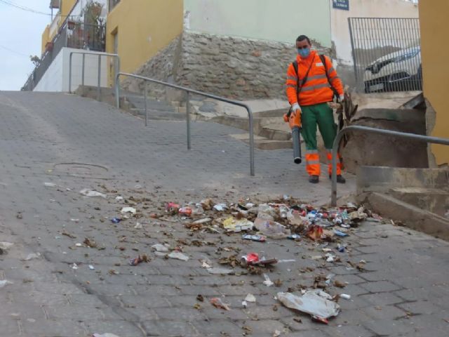 El Ayuntamiento lleva a cabo una actuación de limpieza en profundidad en la zona del Monte Calvario - 1, Foto 1