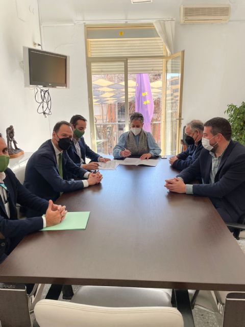 El Ayuntamiento de Calasparra e i-DE, del grupo Iberdrola, han firmado un convenio de colaboración para el soterramiento de la red eléctrica aérea de baja tensión en el entorno de Calle Hospicio con Avenida 1º de mayo - 1, Foto 1