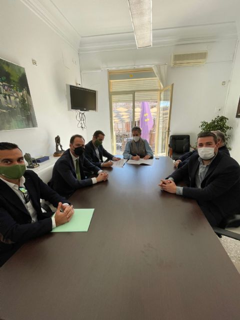 El Ayuntamiento de Calasparra e i-DE, del grupo Iberdrola, han firmado un convenio de colaboración para el soterramiento de la red eléctrica aérea de baja tensión en el entorno de Calle Hospicio con Avenida 1º de mayo - 2, Foto 2