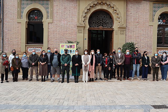 Águilas guarda un minuto de silencio en señal de condena por el asesinato de una menor en Totana a manos de su expareja - 1, Foto 1