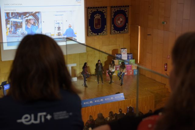 Quinientas jóvenes descubren en la UPCT referentes femeninos en Ingeniería - 3, Foto 3
