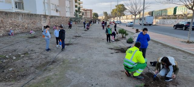 El alumnado de Ecoescuelas Litorales participa en una actividad de reforestación - 2, Foto 2