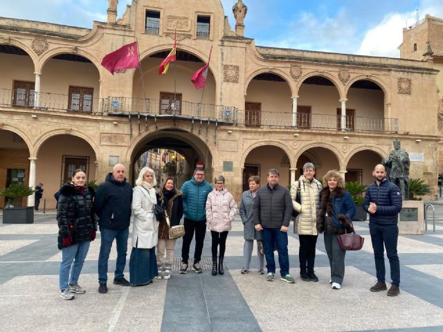 Comercios de calle Nogalte muestran su malestar e indignación por el cambio en el recorrido del Carnaval de Lorca - 1, Foto 1