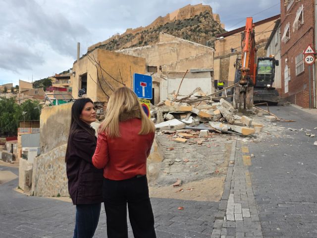 El Ayuntamiento de Lorca procede a la demolición de un inmueble en estado ruinoso en la calle Mayor de Santa María, eliminando un foco de insalubridad - 2, Foto 2