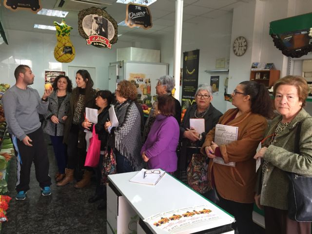 Las ediles de Igualdad y Comercio acompañan a las alumnas del taller de lectoescritura en una clase práctica - 1, Foto 1