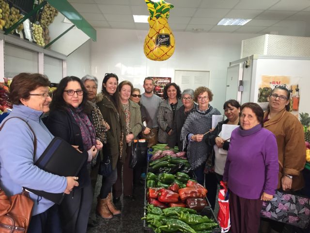 Las ediles de Igualdad y Comercio acompañan a las alumnas del taller de lectoescritura en una clase práctica - 2, Foto 2