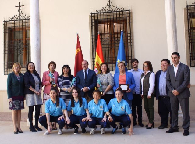 Pedro Antonio Sánchez recibe en el Palacio de San Esteban a las mujeres y colectivos galardonados - 1, Foto 1