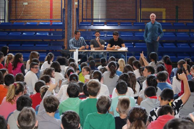 Jugadores y tecnicos del FC Cartagena visitan el colegio Virginia Perez de El Algar - 1, Foto 1
