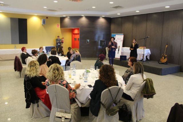 La Asociación de Mujeres Empresarias de Puerto Lumbreras distingue a Modestina Díaz por su trayectoria laboral - 1, Foto 1