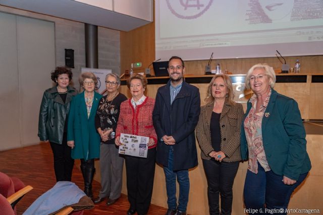 Tres pintoras reciben el premio de la Asociación de Amas de Casa de Cartagena por su labor a favor de la igualdad - 1, Foto 1