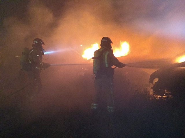 Bomberos del CEIS apagaron esta madrugada el incendio de varios vehículos desguazados en un solar de Los Torraos - 1, Foto 1