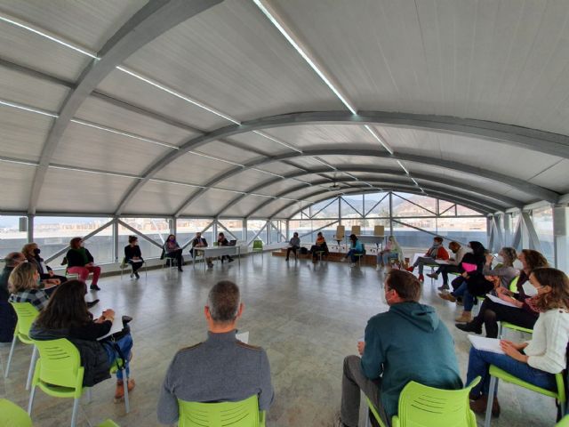 El Ayuntamiento de Lorca reúne a la Comisión de Seguimiento de Absentismo Escolar para mejorar el programa de actuación y el acceso a recursos alternativos de formación profesional - 1, Foto 1