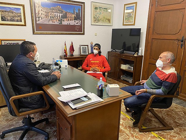 El atleta muleño Mo Katir es recibido en el Ayuntamiento tras su cuarto puesto en el europeo de Polonia - 1, Foto 1