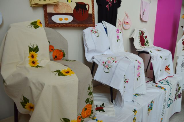 La asociación de mujeres Isabel González expone los trabajos de sus talleres artísticos - 1, Foto 1