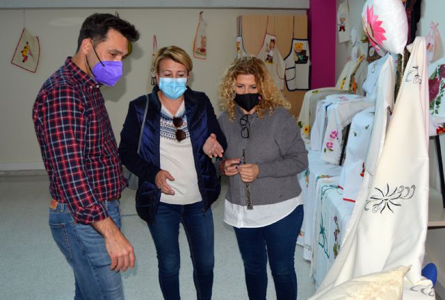 La asociación de mujeres Isabel González expone los trabajos de sus talleres artísticos - 3, Foto 3