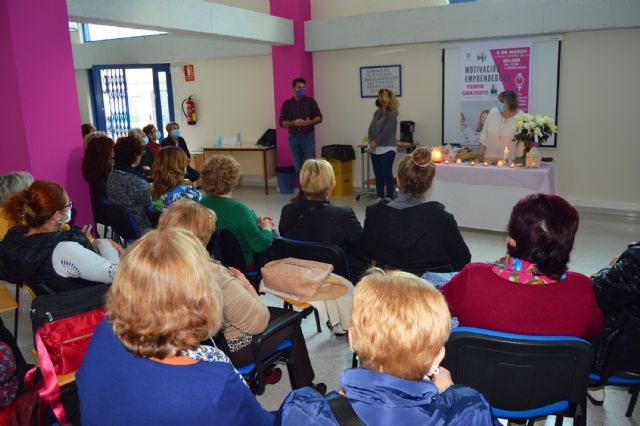 La asociación de mujeres Isabel González expone los trabajos de sus talleres artísticos - 4, Foto 4
