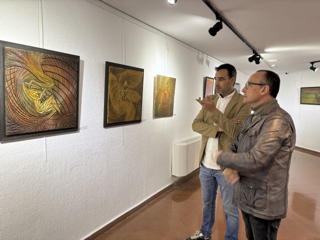 Julián Cesar Gallego expone en Águilas una colección de pintura y talla en madera - 1, Foto 1