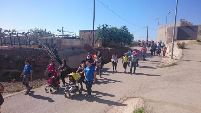 Más de doscientas personas participan en la IV caminata popular por las Enfermedades Raras en Totana, Foto 3