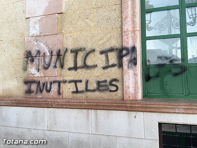 El alcalde solicita mesura y el desarrollo de las elementales normas de civismo y urbanidad en la vía pública durante la Semana Santa, Foto 1