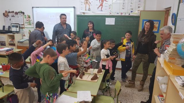 La Concejalía de Medio Ambiente y los alumnos del Mediterráneo desarrollan la campaña Un hogar para las golondrinas - 1, Foto 1