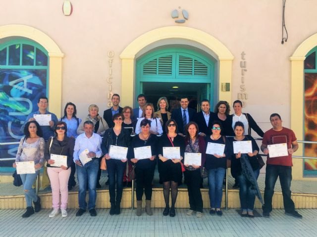 Una quincena de desempleados de Blanca se especializan en el cuidado de personas dependientes con un programa de la Comunidad - 1, Foto 1