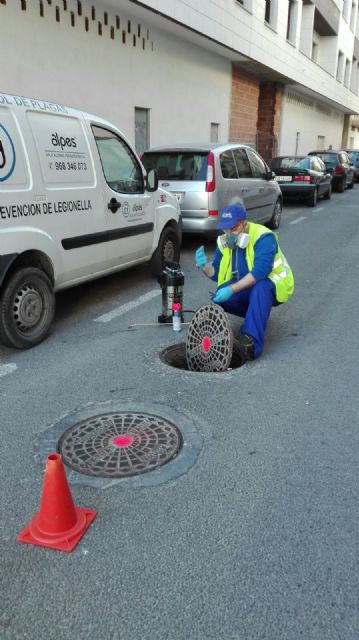 La Concejalía de Sanidad pone en marcha un tratamiento preventivo contra cucarachas en la red de alcantarillado municipal - 1, Foto 1