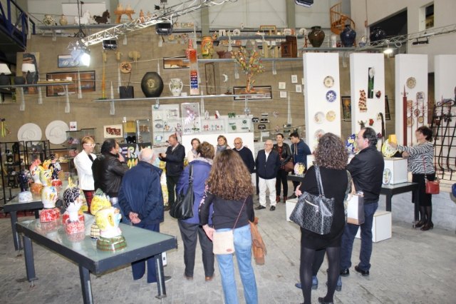 Inauguran la exposición Ceramicómic, en el Centro Regional de Artesanía, fruto de la unión artística del profesor Vicente Tiburcio y Alfarería El Poveo, Foto 2
