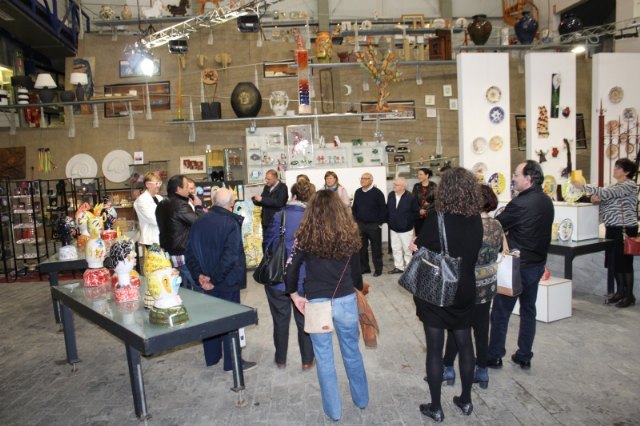 Inauguran la exposición Ceramicómic, en el Centro Regional de Artesanía, fruto de la unión artística del profesor Vicente Tiburcio y Alfarería El Poveo, Foto 4
