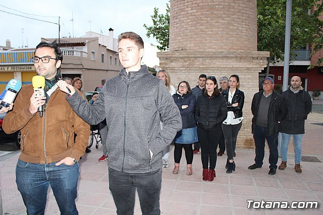 Rueda de prensa de la Plataforma de vecinos afectados por el proyecto de instalación de una gasolinera en Avd. Juan Carlos I de Totana., Foto 1