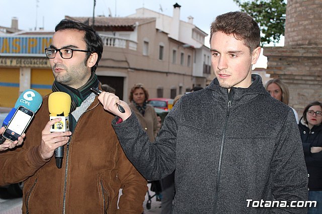 Rueda de prensa de la Plataforma de vecinos afectados por el proyecto de instalación de una gasolinera en Avd. Juan Carlos I de Totana., Foto 2