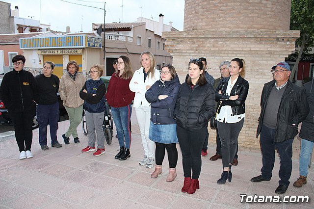Rueda de prensa de la Plataforma de vecinos afectados por el proyecto de instalación de una gasolinera en Avd. Juan Carlos I de Totana., Foto 3