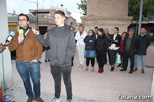 Rueda de prensa de la Plataforma de vecinos afectados por el proyecto de instalación de una gasolinera en Avd. Juan Carlos I de Totana., Foto 7