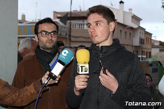 Rueda de prensa de la Plataforma de vecinos afectados por el proyecto de instalación de una gasolinera en Avd. Juan Carlos I de Totana., Foto 8
