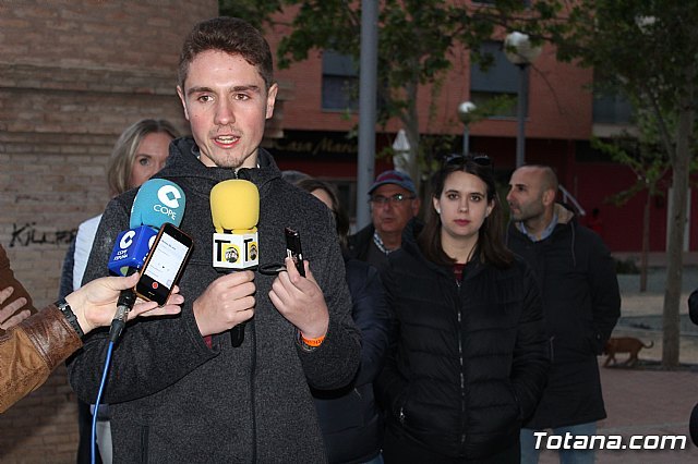 Rueda de prensa de la Plataforma de vecinos afectados por el proyecto de instalación de una gasolinera en Avd. Juan Carlos I de Totana., Foto 9