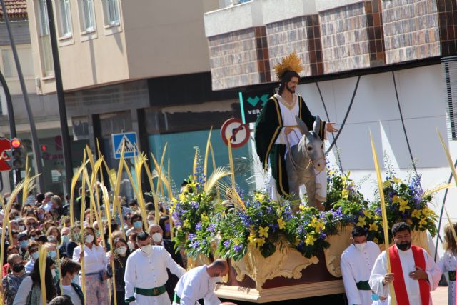 Palmas y ramas de olivo acompañan a Jesús Triunfante en la procesión de Domingo de Ramos - 2, Foto 2