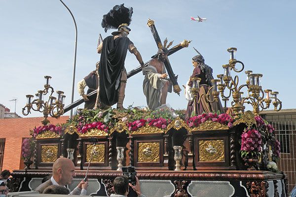 En la barriada Sevillana de los Príncipes, se celebró con gran fervor la salida de Ntro. Padre Jesús de la Caridad en su Tercera Caída - 5, Foto 5